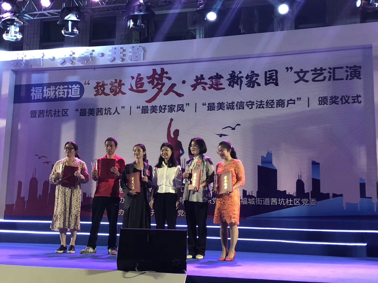 蜜柚视频在线观看视频播放兩位麗人代表榮獲“最美女性”稱號